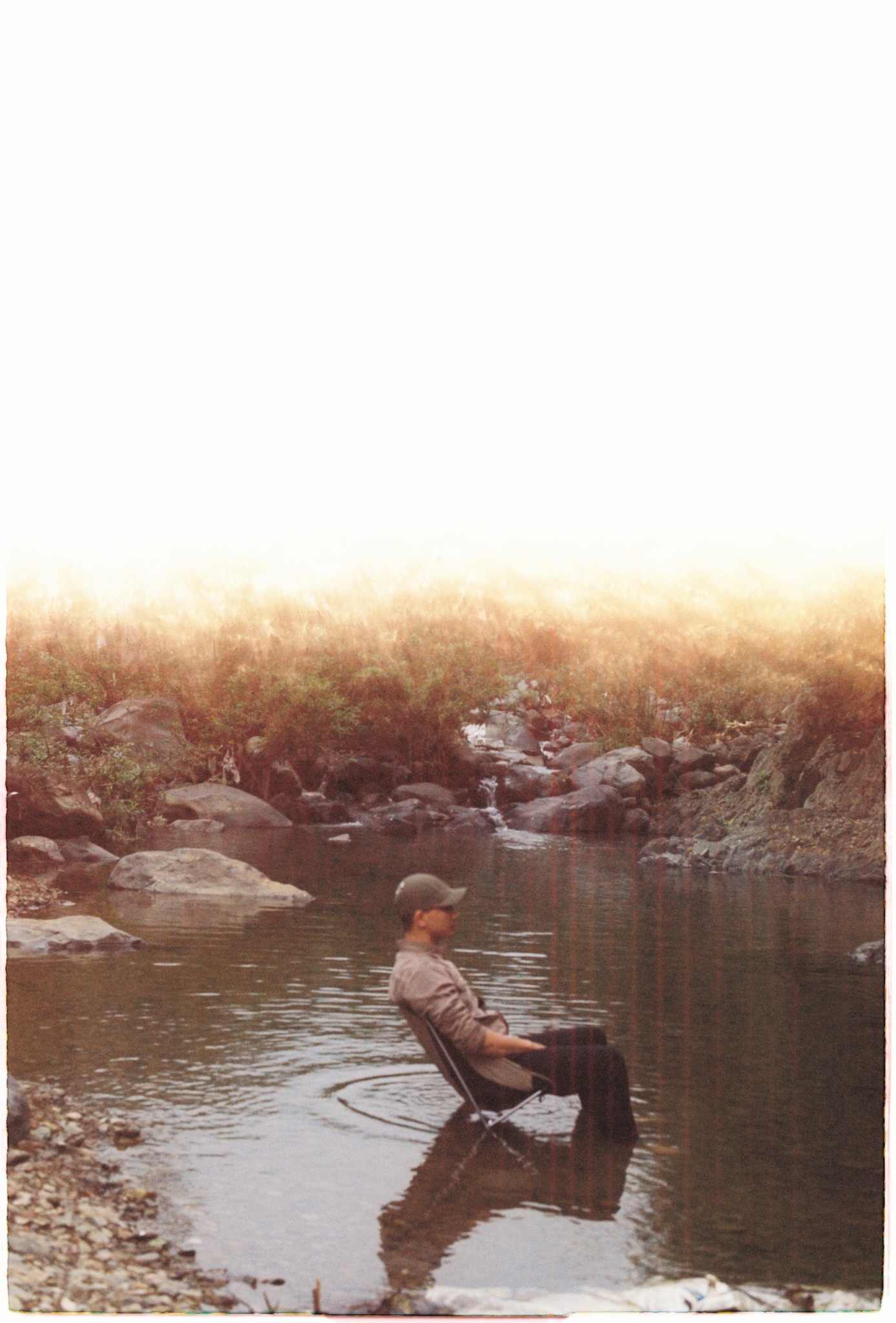 Tấm Ảnh Cháy Sáng Cuối Cuộn Film và Một Năm Bất Ổn