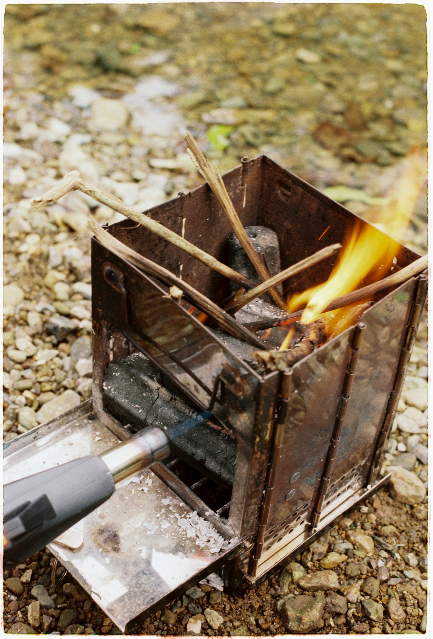 Tấm Ảnh Cháy Sáng Cuối Cuộn Film và Một Năm Bất Ổn